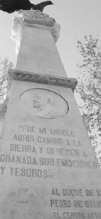 Monumento dedicado a D. Julio Quesada-Caaveral y Pidrola Osorio Spnola y Blake, Seor de Lchar